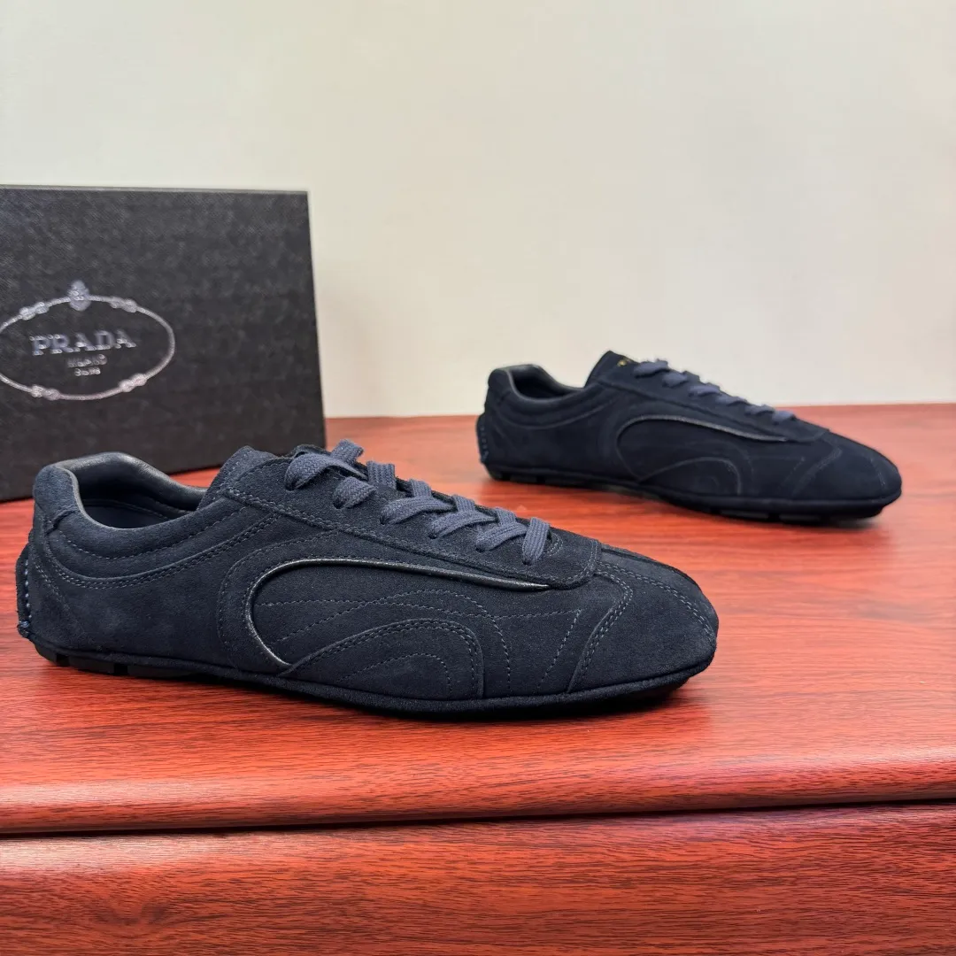 Batch 780 Prada/Prada Montecarlo Re-Edition 2005 Nappa sheepskin/nubuck leather sneakers, men's men's men's shoes for easy shipping! Featuring an antique finish, these sneakers combine style and comfort in a sophisticated and innovative design. The silhouette inspired by driving shoes is soft and flexible, and the deconstructed sole gives it a lightweight look and smooth aesthetic. Prominent top stitching enhances the sporty soul of this hybrid sneaker. It is paired with a lightweight and flexible rubber sole, a visible convex sole pattern embellishment, and a wrapped insole. The whole package! Size: 39-40-41-42-43-44 leather shoe size Item number: 4E1165 frosted blue